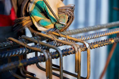 İnşaat için çelik demirleri sağlamlaştırıyorum. Kanca kullanarak kabloyu sıkılaştırıyorum.