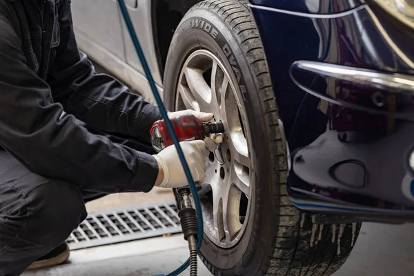 Fren pedi değiştirme ve bakım teknisyeni