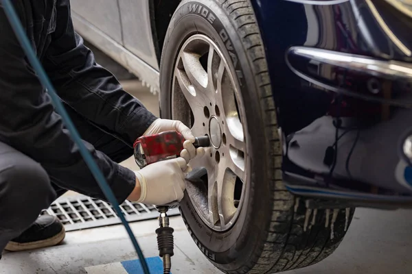 Fren pedi değiştirme ve bakım teknisyeni