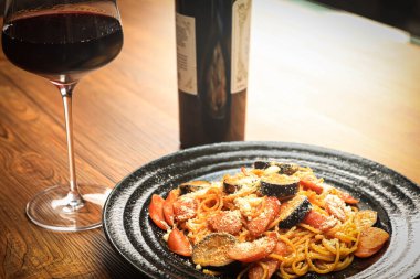 Lezzetli kırmızı şarap ve domates soslu makarna.