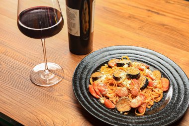 Lezzetli kırmızı şarap ve domates soslu makarna.