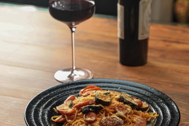 Lezzetli kırmızı şarap ve domates soslu makarna.