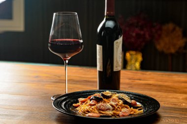 Lezzetli kırmızı şarap ve domates soslu makarna.