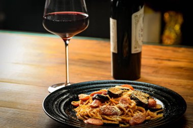 Lezzetli kırmızı şarap ve domates soslu makarna.