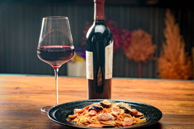 Lezzetli kırmızı şarap ve domates soslu makarna.