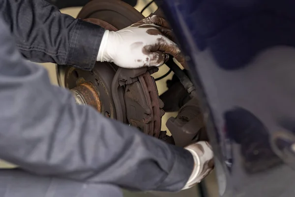 Fren pedi değiştirme ve bakım teknisyeni