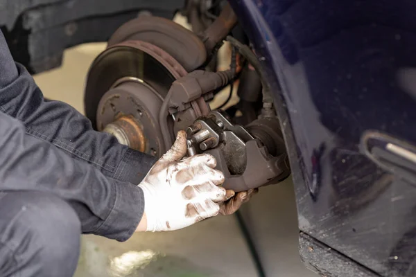 Fren pedi değiştirme ve bakım teknisyeni