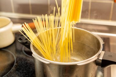 Tavada makarna ve spagetti.