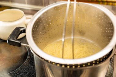 Tavada makarna ve spagetti.