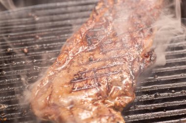 Izgarada tuz ve biberle pişirilmiş biftek.