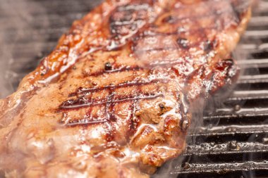 Izgarada tuz ve biberle pişirilmiş biftek.