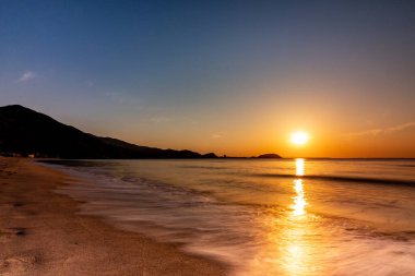 Denizin üzerinde güzel bir gün batımı