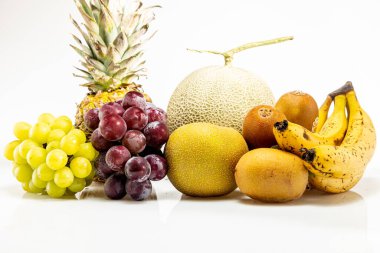 Beyaz arka planda meyvelerin grup fotoğrafı