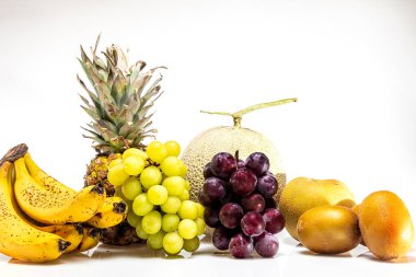 Beyaz arka planda meyvelerin grup fotoğrafı