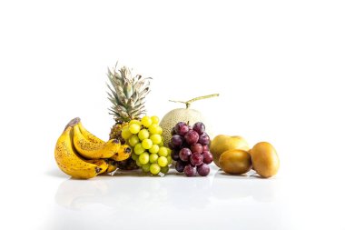 Beyaz arka planda meyvelerin grup fotoğrafı