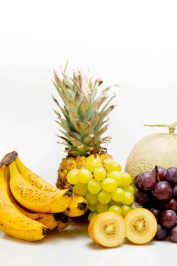 Beyaz arka planda meyvelerin grup fotoğrafı