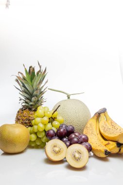 Beyaz arka planda meyvelerin grup fotoğrafı