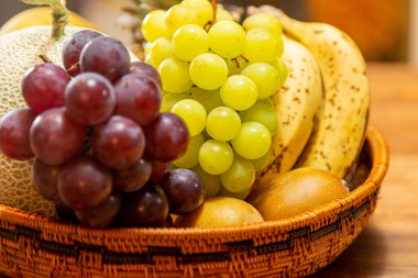 Masaya bırakılmış sepetteki meyveler.