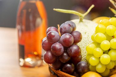 Masaya bırakılmış sepetteki meyveler.