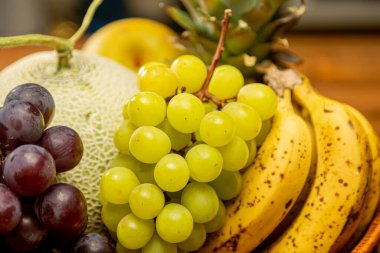 Masaya bırakılmış sepetteki meyveler.