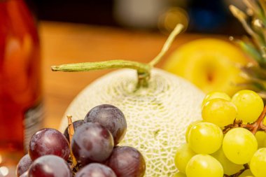 Masaya bırakılmış sepetteki meyveler.