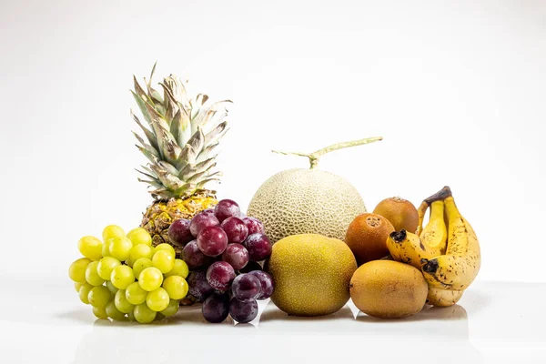 白を基調とした果実の集合写真 — ストック写真