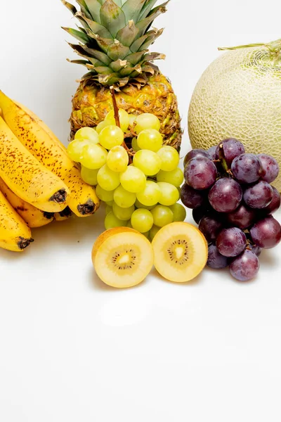 白を基調とした果実の集合写真 — ストック写真
