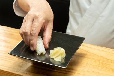 Japon suşi şefleri tarafından pişirilen suşi.