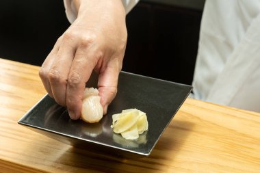 Japon suşi şefleri tarafından pişirilen suşi.
