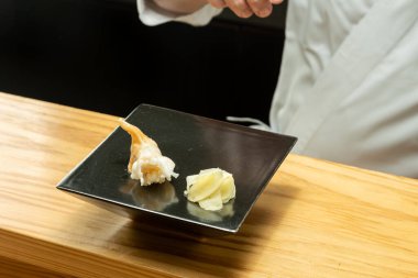 Japon suşi şefleri tarafından pişirilen suşi.