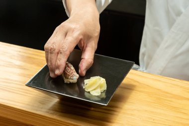 Japon suşi şefleri tarafından pişirilen suşi.