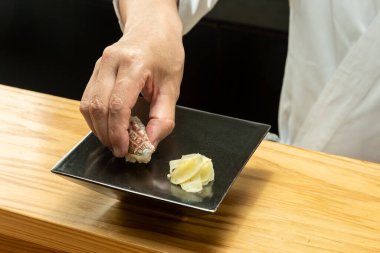 Japon suşi şefleri tarafından pişirilen suşi.