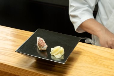 Japon suşi şefleri tarafından pişirilen suşi.