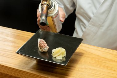 Lezzetli yaz sebzelerinin renkli turşuları