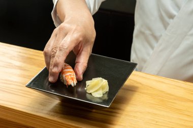 Lezzetli yaz sebzelerinin renkli turşuları