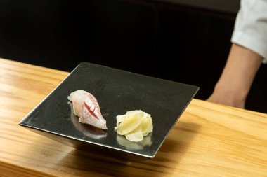 Lezzetli yaz sebzelerinin renkli turşuları