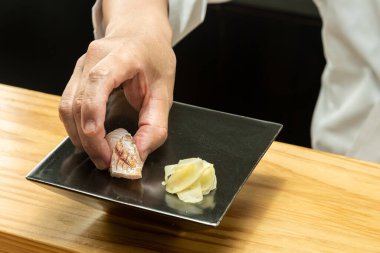 Lezzetli yaz sebzelerinin renkli turşuları