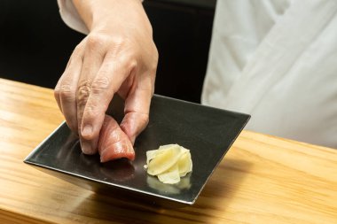 Lezzetli yaz sebzelerinin renkli turşuları