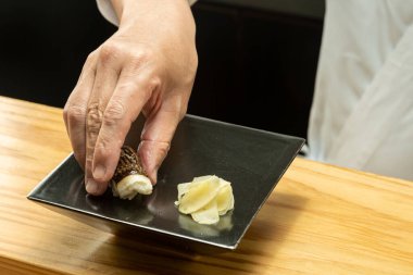 Lezzetli yaz sebzelerinin renkli turşuları