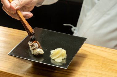 Lezzetli yaz sebzelerinin renkli turşuları