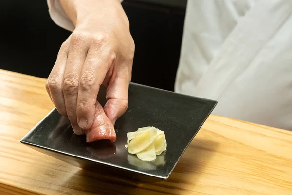 Lezzetli yaz sebzelerinin renkli turşuları