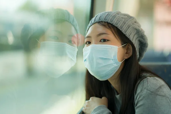 若い魅力的で可愛いですアジアの女性のライフスタイルの肖像画でマスクを身に着けています電車の窓によって新しい通常のウイルス時間 甘いです中国の女の子思慮深く — ストック写真
