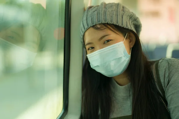 若い魅力的できれいなアジアの女性のライフスタイルの肖像画は 新しい通常のウイルスの時間で旅行電車の窓でマスクを身に着けている 甘い日本の女の子は陽気に笑顔 — ストック写真