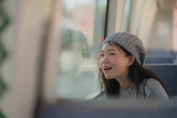 Estilo Vida Retrato Joven Feliz Hermosa Mujer Japonesa Asiática Emocionada — Foto de Stock