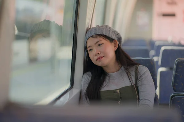 행복하고 아름다운 아시아 여성의 라이프 스타일 흥분하고 유리에서 경치를 즐기는 — 스톡 사진