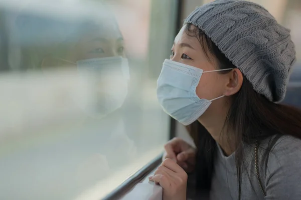 Ung Attraktiv Och Glad Asiatisk Kvinna Mask Reser Räls Normal — Stockfoto