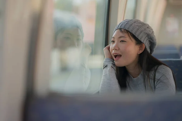 Lifestyleporträt Einer Jungen Glücklichen Und Schönen Asiatischen Chinesin Die Aufgeregt Stockbild