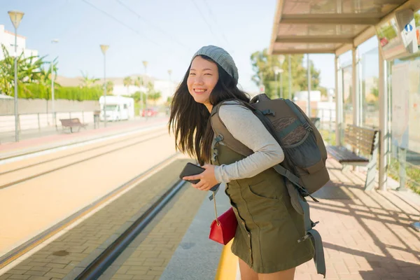 Porträt Einer Jungen Glücklichen Und Schönen Asiatischen Chinesischen Touristin Mit — Stockfoto