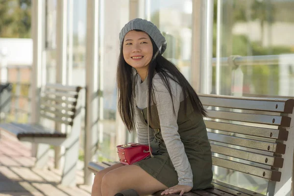 Lifestyle Portret Van Jonge Aantrekkelijke Ontspannen Aziatische Chinese Vrouw Zitten — Stockfoto