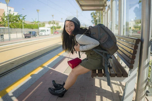 야외에 행복하고 아름다운 아시아 관광객의 책가방을 여행과 휴가를 즐기며 기차역 — 스톡 사진